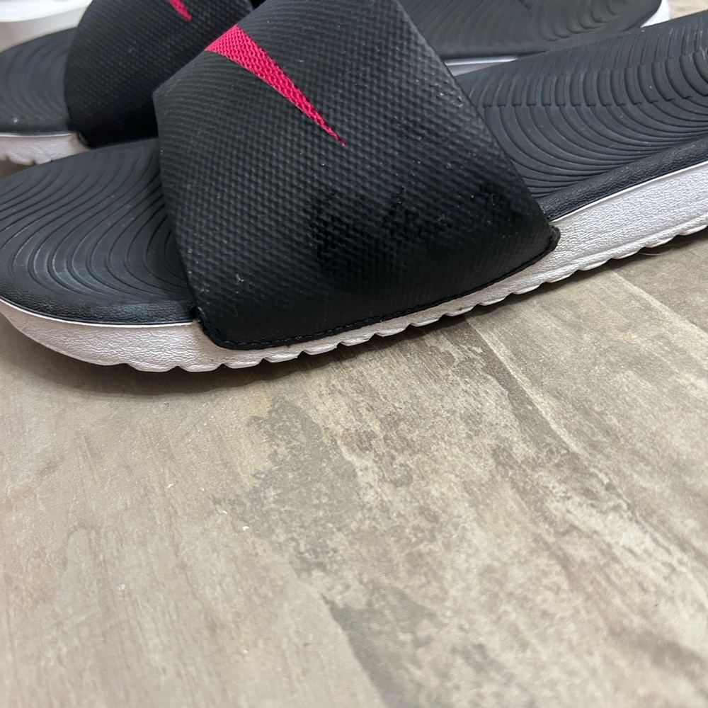 Nike Black Slides with Pink Swoosh - Picture 6 of 6